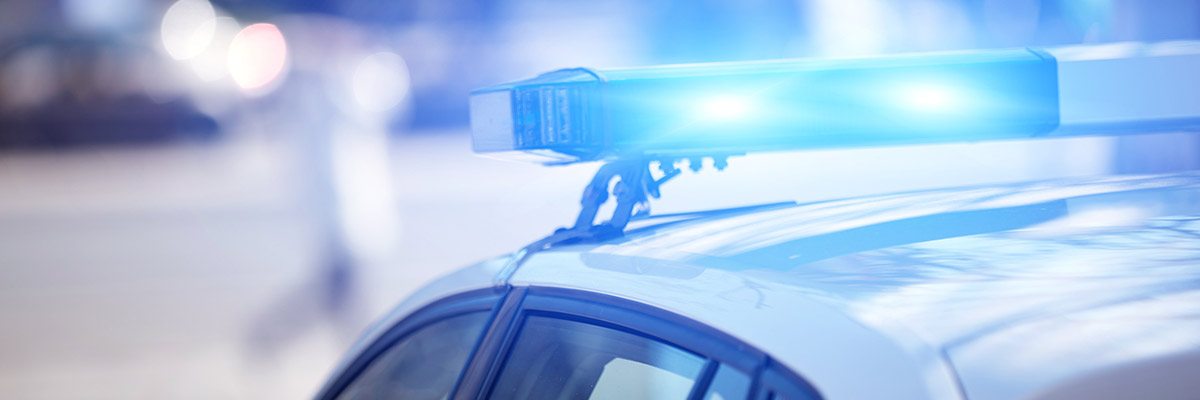 Polizeiauto mit Blaulicht als Symbol für Kapitalverbrechen