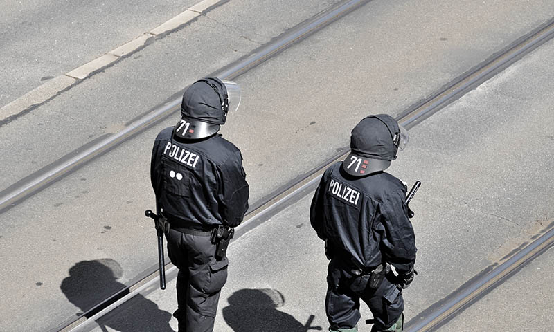 Polizisten einer Einsatzstaffel bei einem Fussballspiel