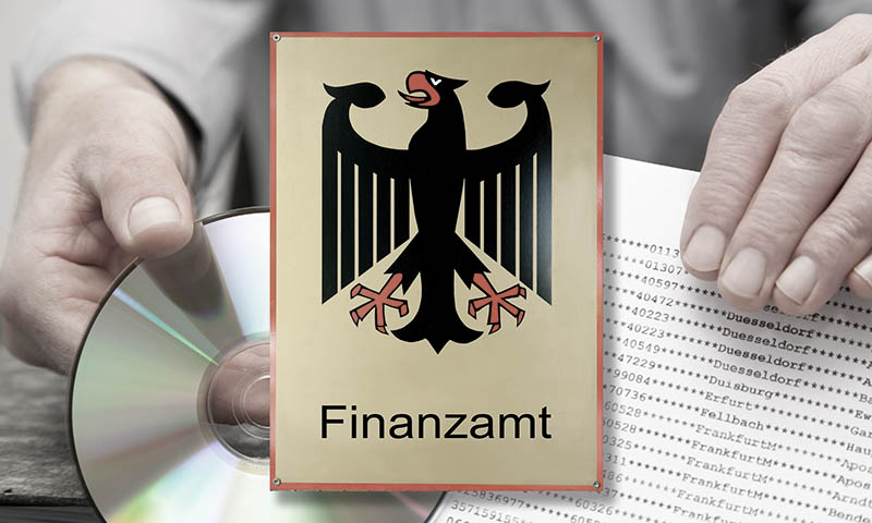Logo des Finanzamts mit CD und Unterlagen des Rechtsanwalts
