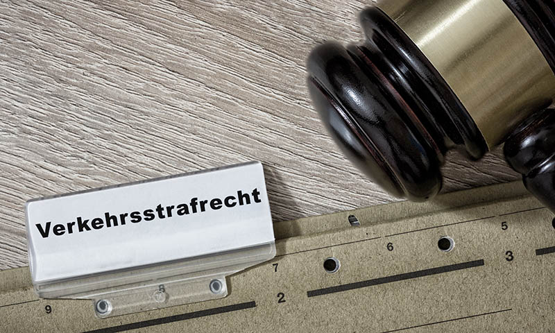 Akte für das Verkehrsstrafrecht mit Justiz Hammer